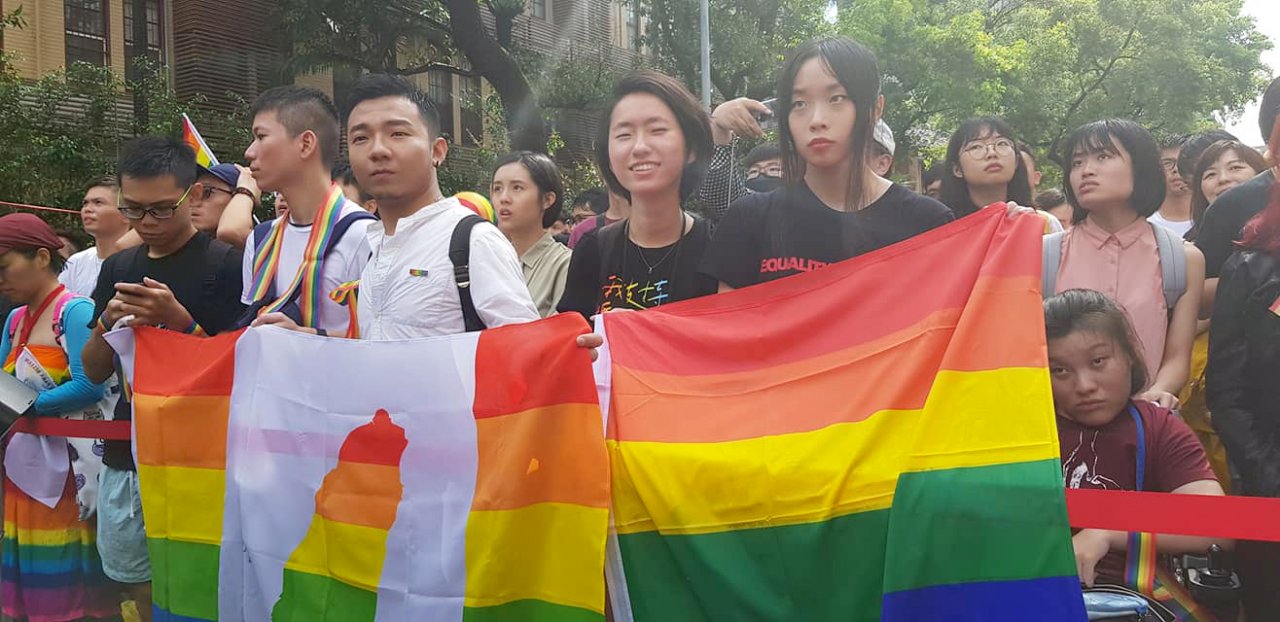 Тайваньцы призвали позволить им вступать в однополые браки с иностранцами