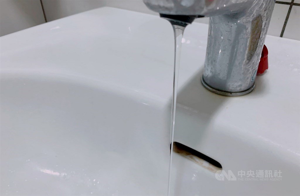 План ограничения подачи воды в жилые дома в центральных частях Тайваня вступил в силу 6 апреля. Согласно новым ограничениям, домохозяйства в уездах Мяоли и Тайчжун будут снабжаться водой только 5 дней в неделю. Данная мера затронет около миллиона человек и поможет сократить потребление воды в центральных уездах острова на 15%. (фото: CNA)
