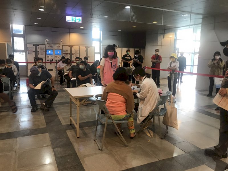 На Тайване начали бустерную вакцинацию