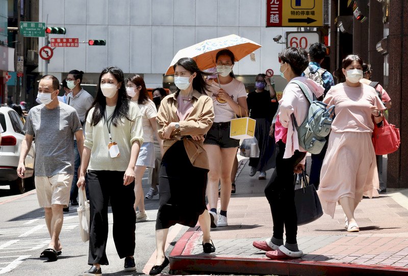 Тайваньцы продолжат повсеместно носить маски в июле (фото CNA)