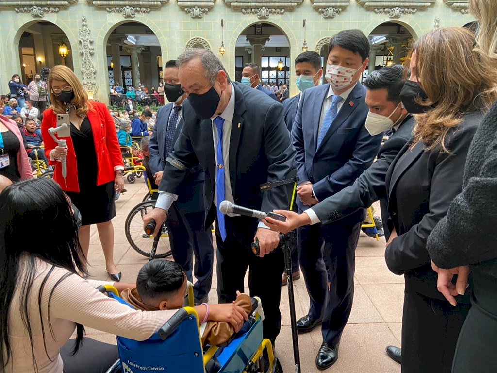 Тайвань пожертвовал Гватемале инвалидные коляски