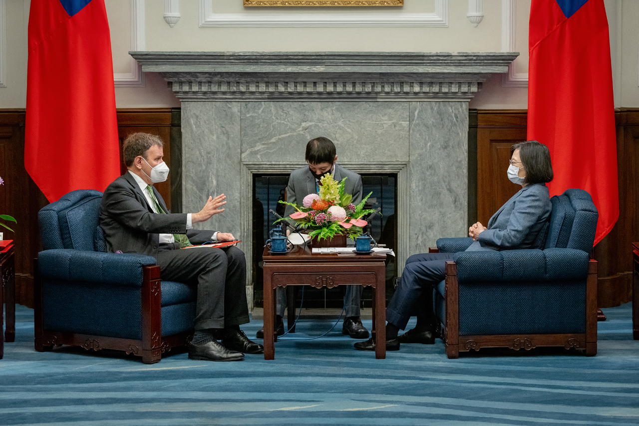Великобритания продолжит тесное сотрудничество с Тайванем