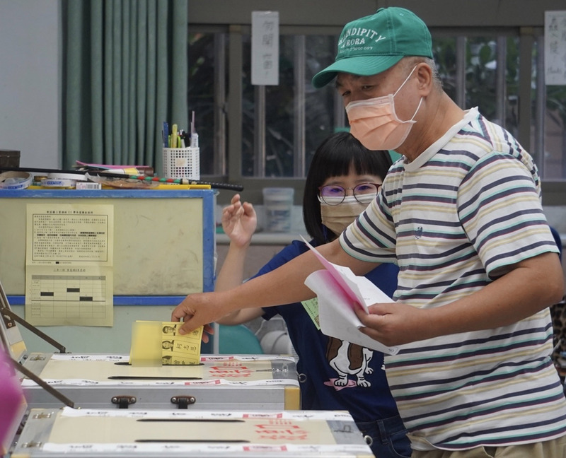 Жители Тайваня голосуют на выборах в местные органы власти и на референдуме