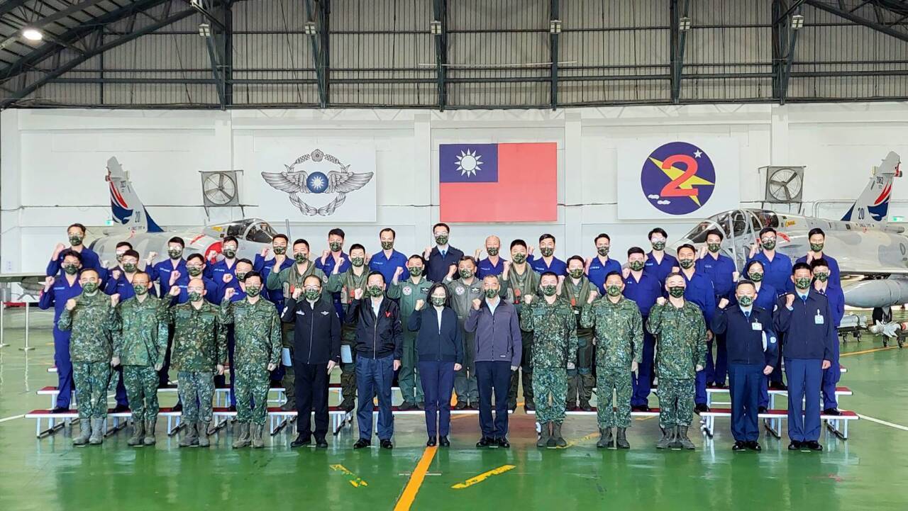 Президент Тайваня проинспектировала базу ВВС в Синьчжу