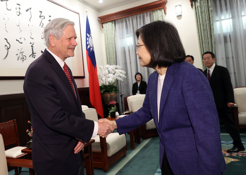 На Тайвань прибыл сенатор США Джон Хувен