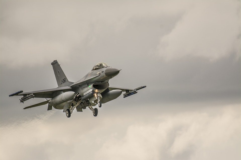 Министр обороны обещает поставки F-16 к 2026 г.