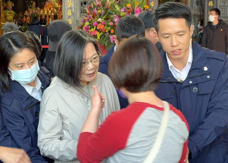 Руководство Тайваня посетило храмы и церковь во второй день нового года по лунному календарю
