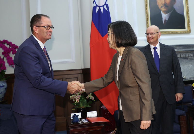 Президент Цай Ин-вэнь встретилась с делегацией австралийских парламентариев. Фото: CNA